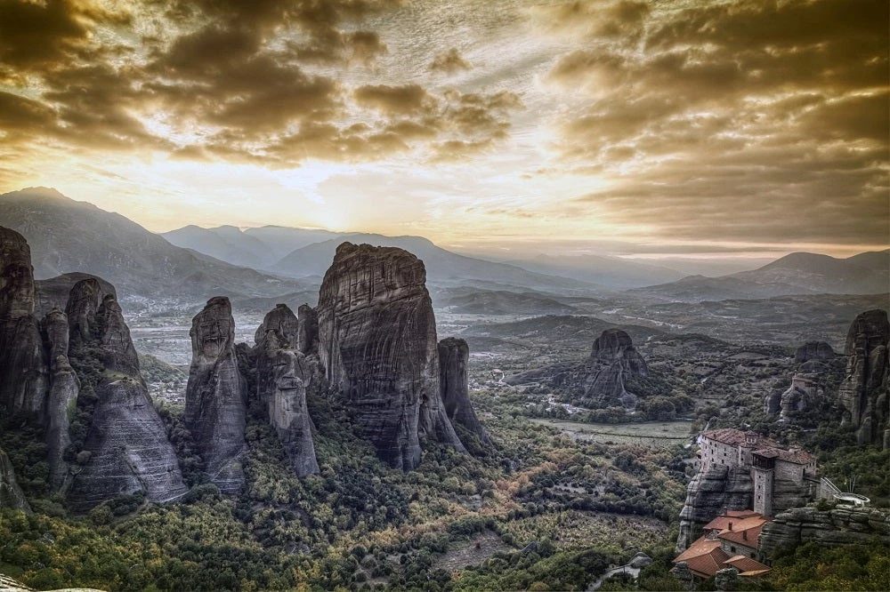Εκτός ελέγχου ο καιρός: H χώρα καίγεται και βουλιάζει – Απόκοσμο θέαμα σε Μετέωρα-Λάρισα-Χαλκιδική-Καύσωνας πλήττει την Ευρώπη με θερμοκρασίες ρεκόρ